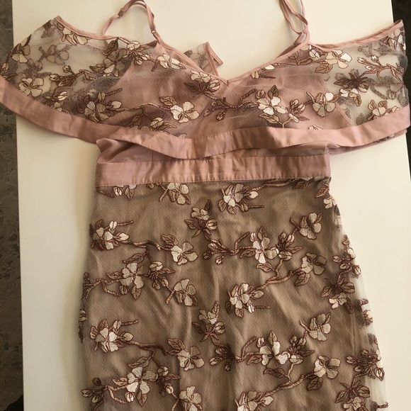 Off the shoulder midi dress - Picture 2 of 3